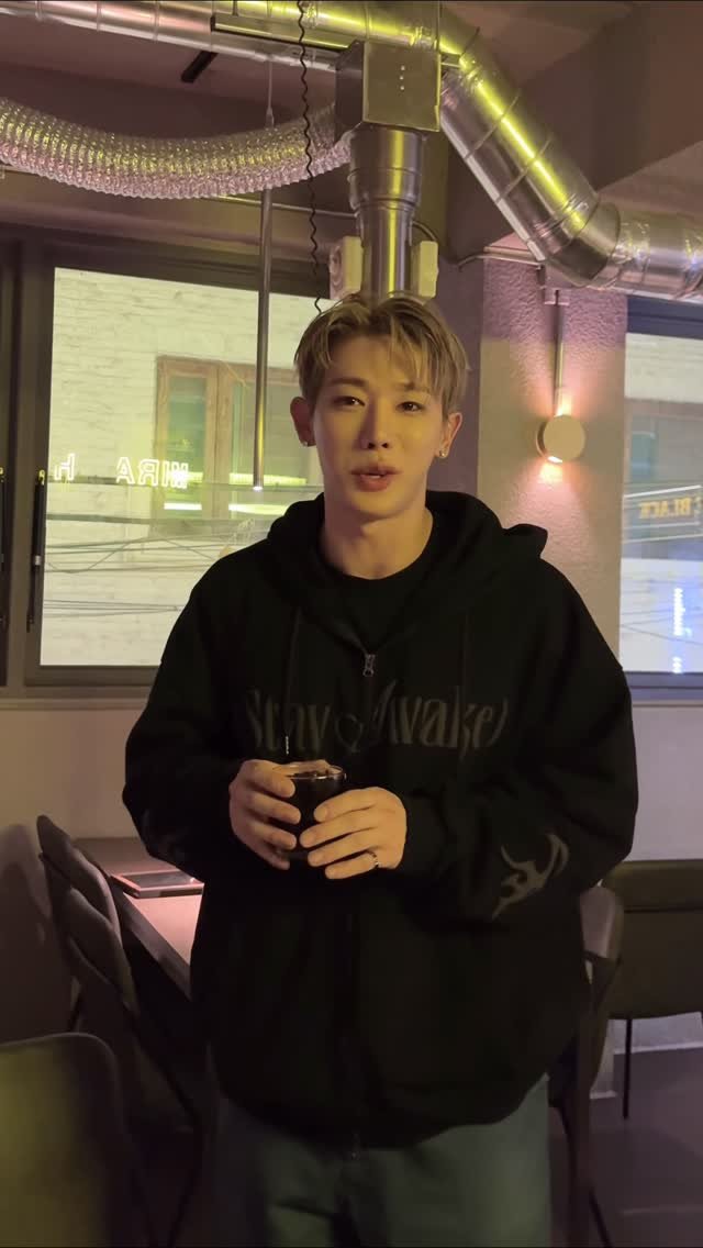 iwonhoyou 게시물 이미지: [👣]
#STAYAWAKEinSeoul
오늘의 주인공이 하는 건배사🍻

#원호...