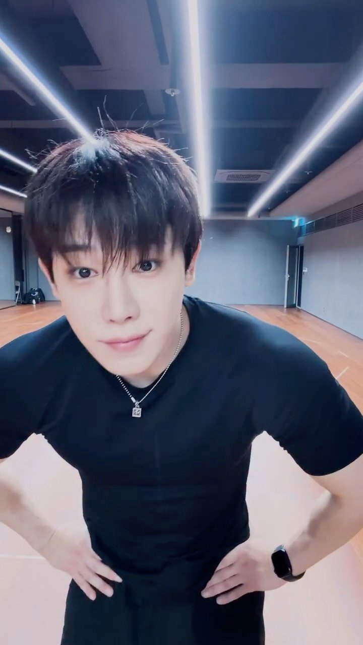 iwonhoyou 게시물 이미지: Grab air💨

#원호 #WONHO