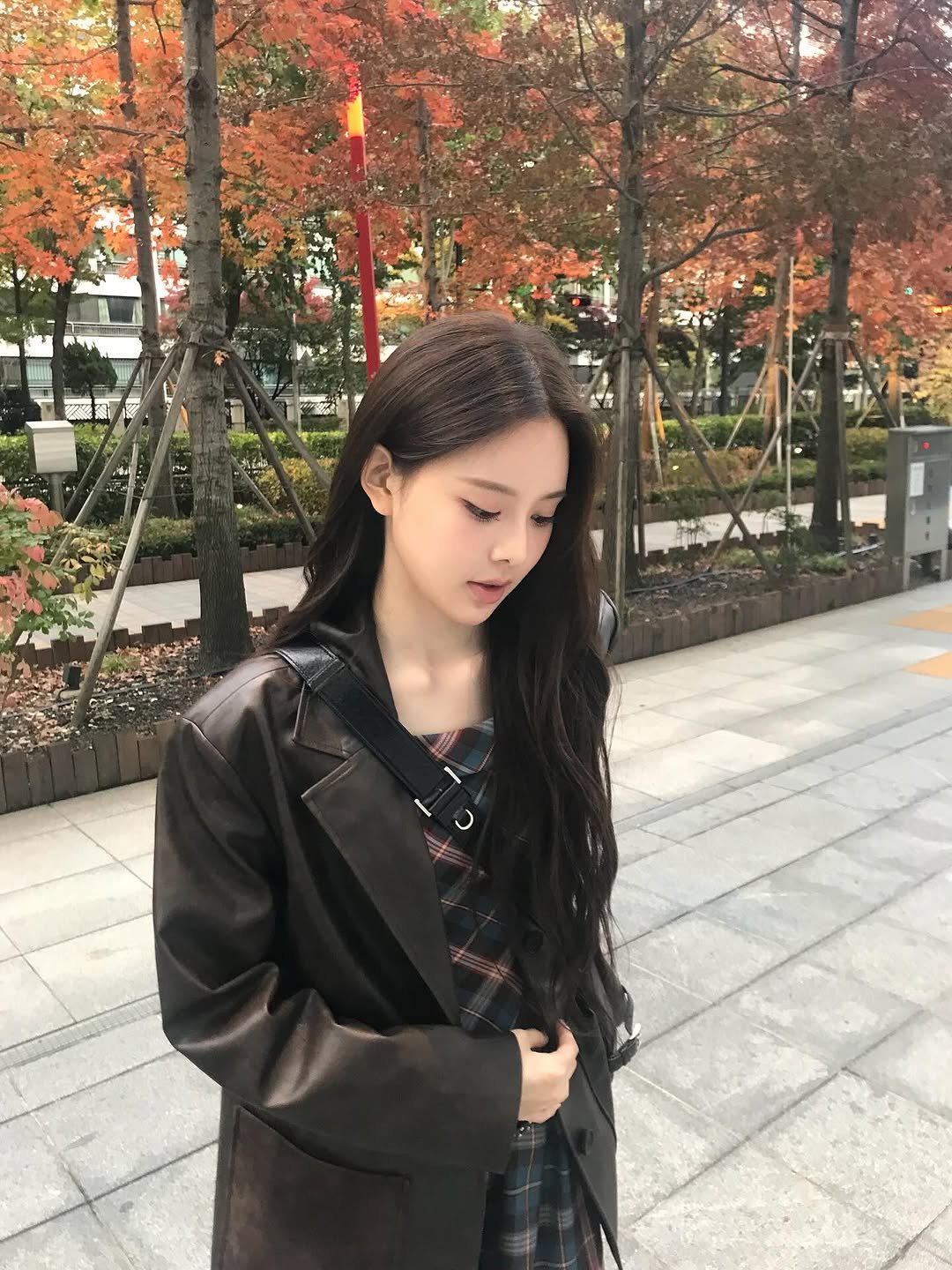 Photo by izna (이즈나) on November 19, 2025. May be an image of one or more people, hair, duffle coat, overcoat, parka, jacket and text.