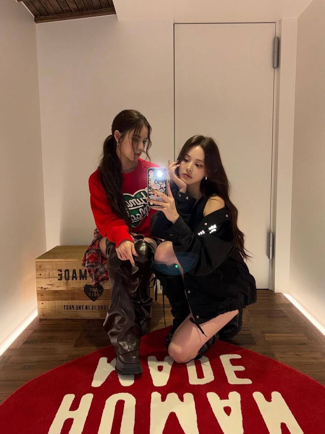 Photo by izna (이즈나) on November 21, 2025. May be a selfie of standing, sweatshirt and text.