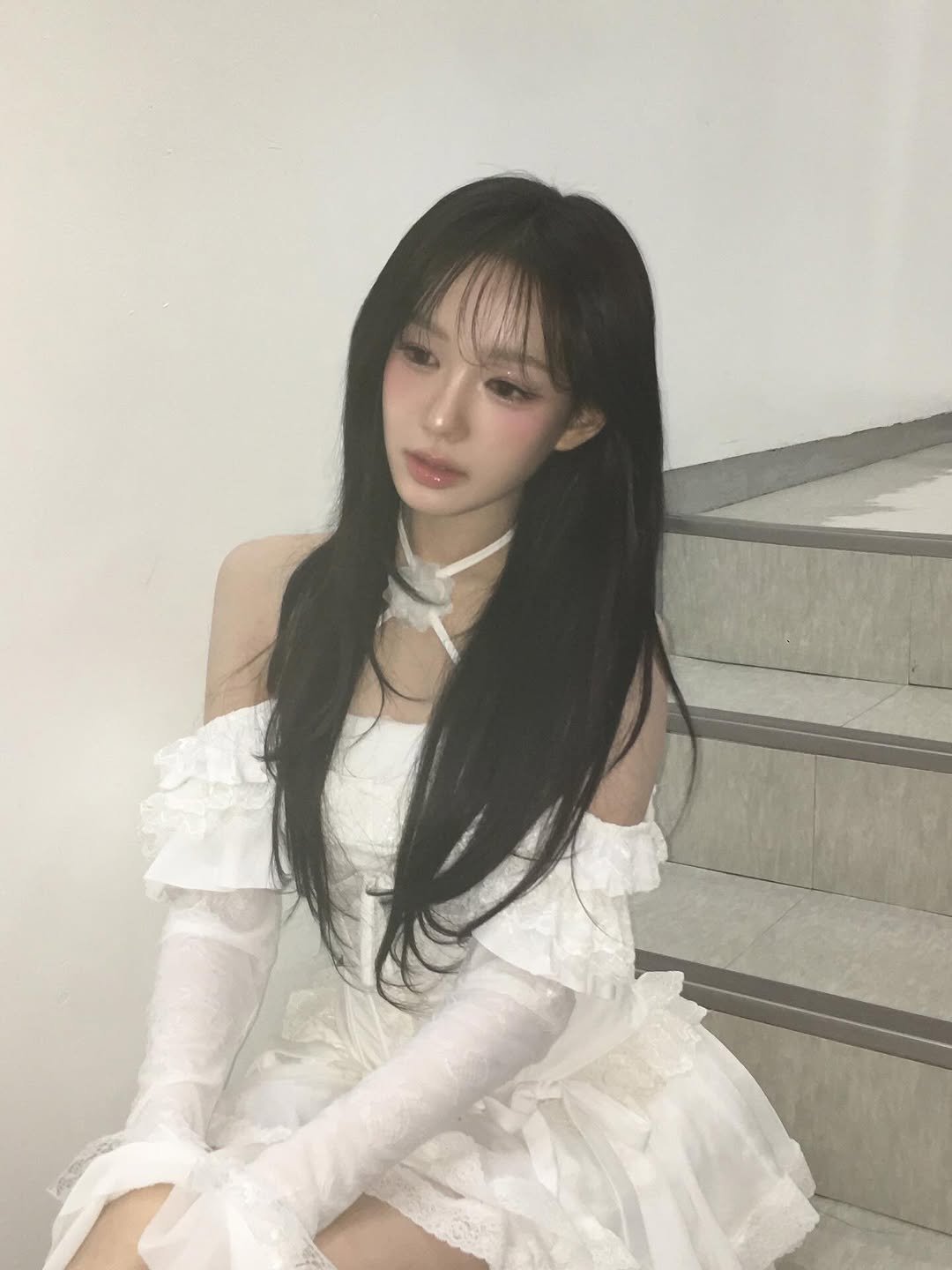 Photo by izna (이즈나) on January 07, 2026. May be an image of one or more people, hair and text.