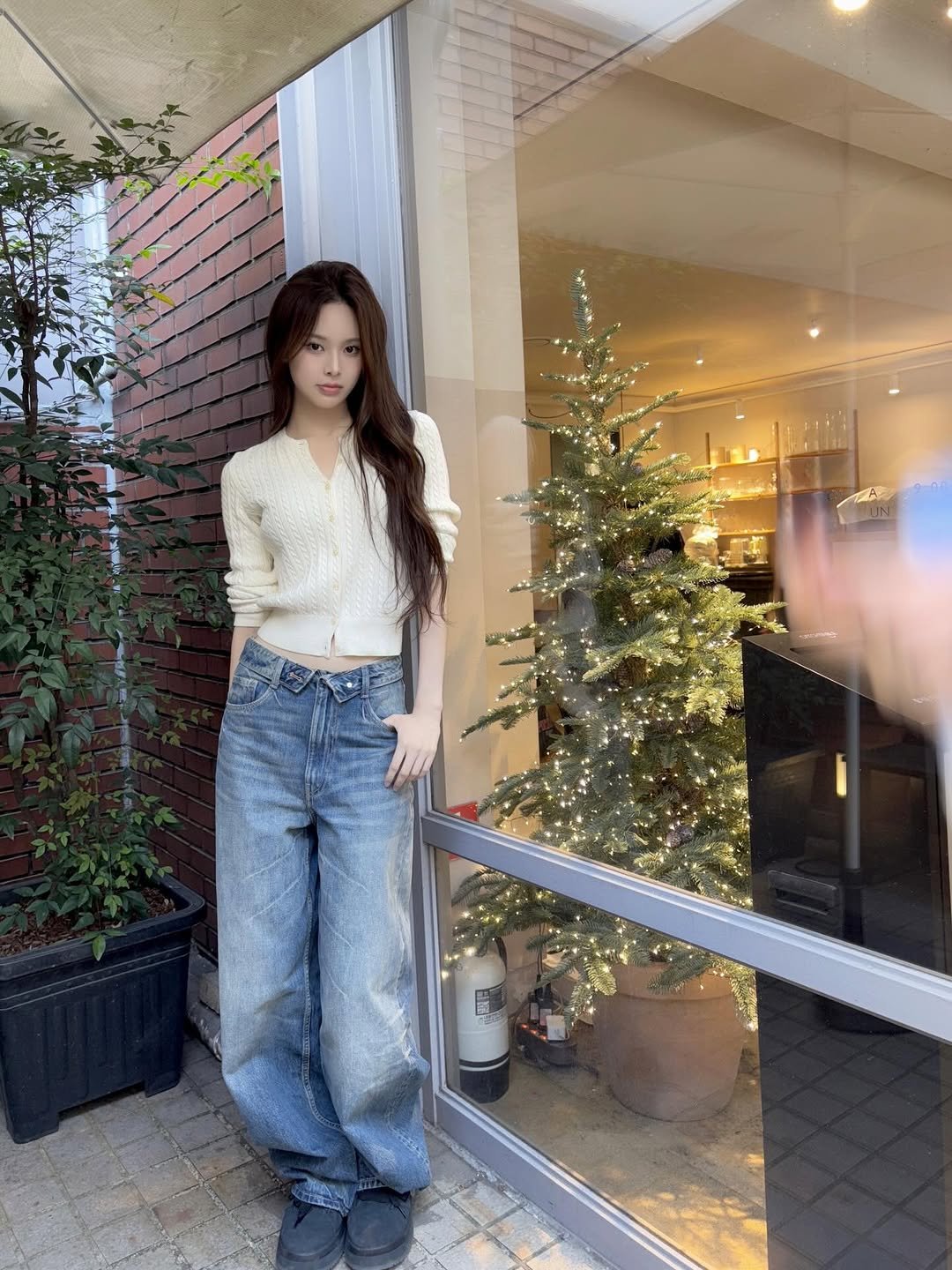 Photo by izna (이즈나) on November 30, 2025. May be an image of one or more people, hair, top, cornflower and text.