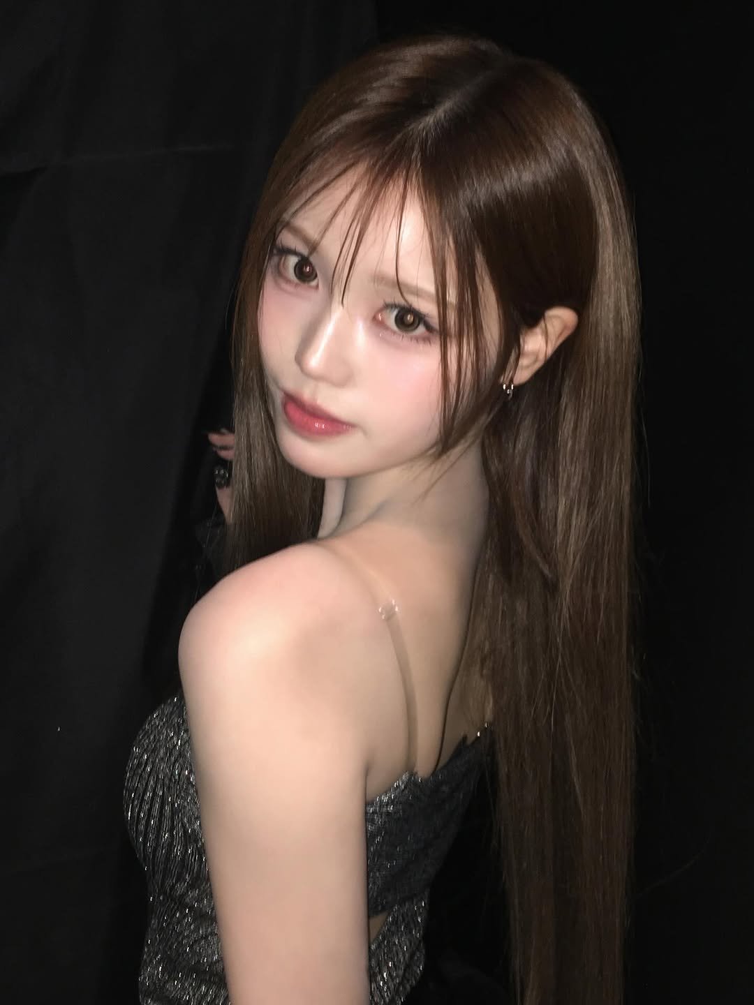 Photo by izna (이즈나) on January 15, 2026. May be an image of one or more people, hair and text.