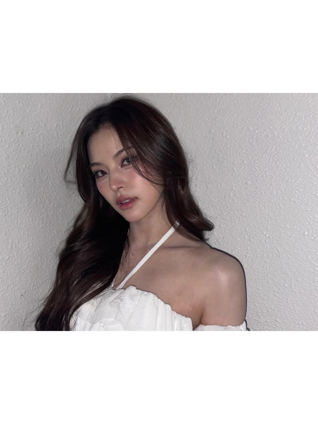 Photo by izna (이즈나) on January 03, 2026. May be an image of one or more people, hair and text.