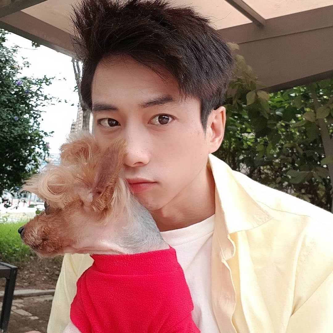 j._.jinhwan 게시물 이미지: 땅콩이가 사진 찍지 말래요.~~~초상권 있니?🥺🥺
.
.
.
.