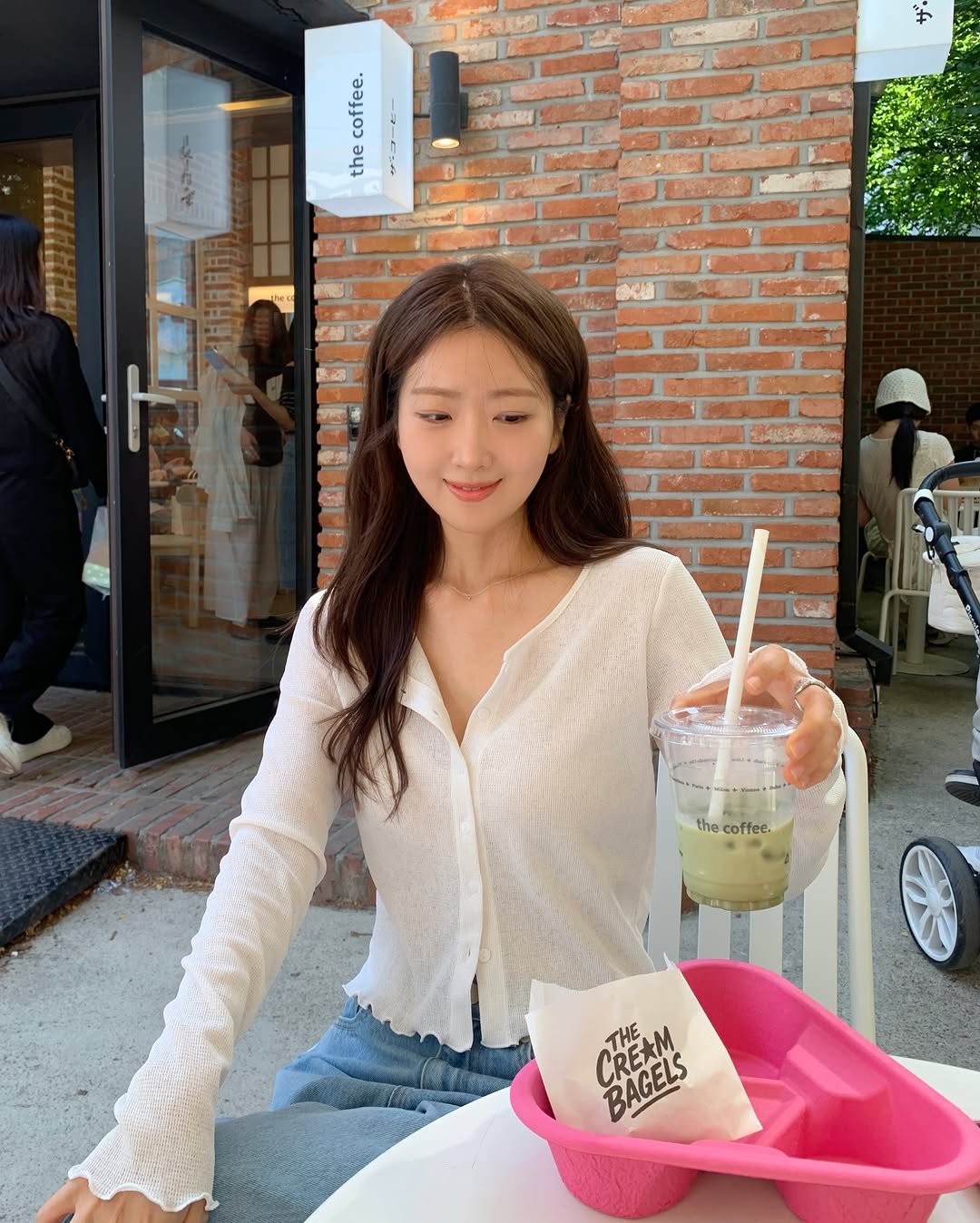 j00eun 게시물 이미지: 서울숲에서 제일 좋아하는 카페 더커피 🤍더 더워지면 못 오니까 많이 즐겨야해요 🎀