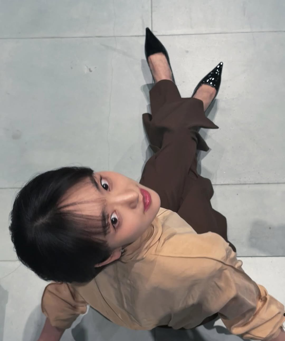 Photo by 원진아 on December 29, 2025. May be an image of one or more people, makeup, slingback shoes, turtleneck, boots and text.