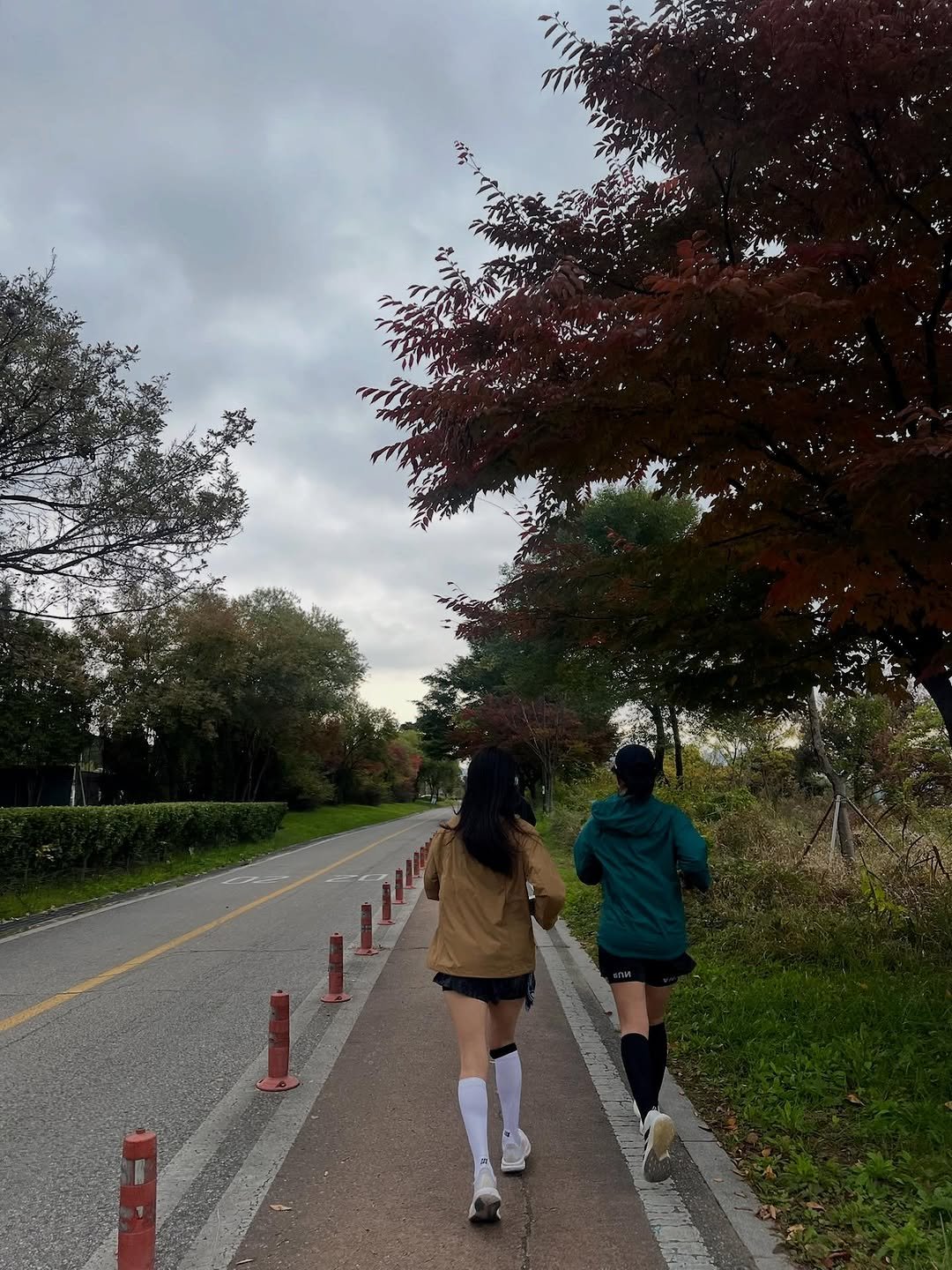 Photo by 원진아 on October 24, 2025. May be an image of one or more people, skateboard, street, road and park.