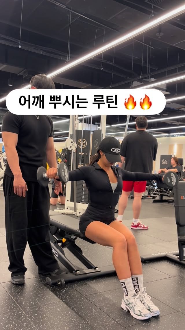j1.eun_0 게시물 이미지: 사레레 + 프론트레이즈 + 프론트프레스🔥🤍 

어깨 전면/측면 꽉 채워서 어깨...