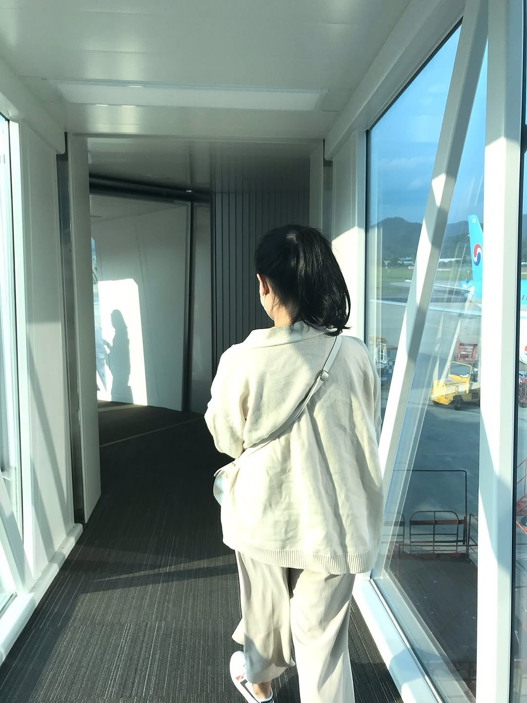Photo by 민 정 | 빚쟁이에서 사업가로📈 on August 31, 2025. May be an image of 1 person, suitcase, overcoat, bath robe, robe, sweatpants and text.