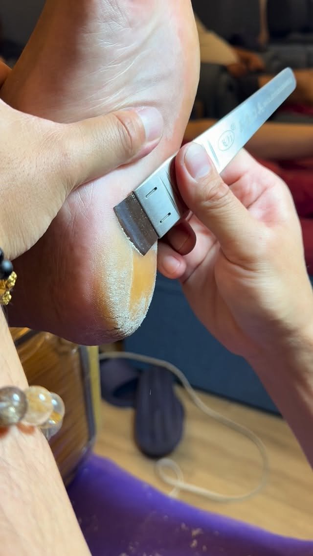 j7210603 게시물 이미지: 不管放小編搞笑拍的影片，
還是老板認真拍的影片都沒有人要看，
還是來放修腳皮的影片吧！
有看到...