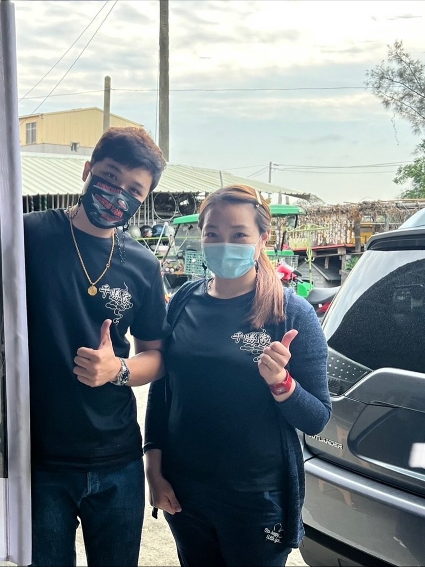 Photo by 郭千雯 on November 20, 2025. May be an image of standing, jeep, windshield, car and text.