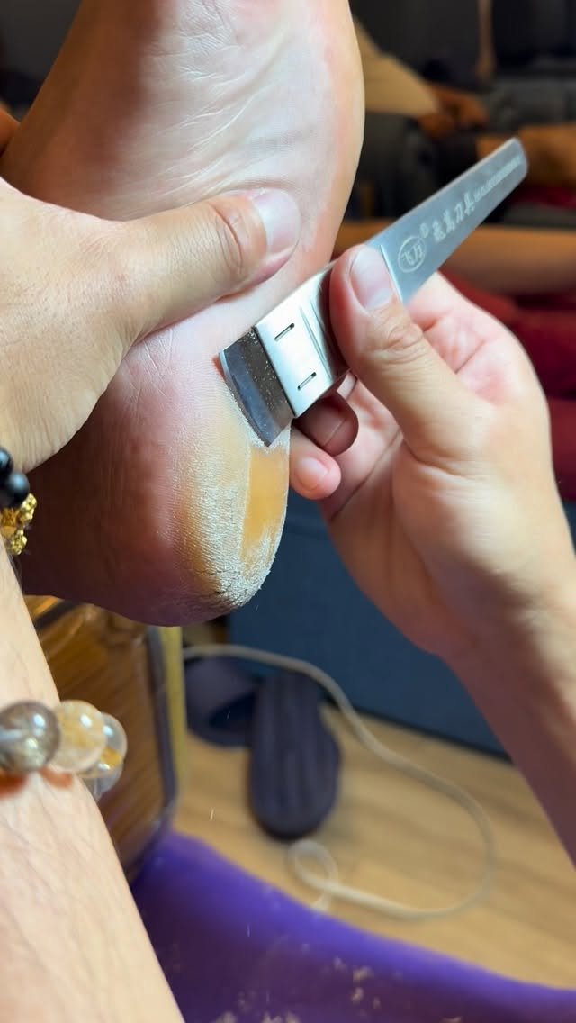 j7210603 게시물 이미지: 不管放小編搞笑拍的影片，
還是老板認真拍的影片都沒有人要看，
還是來放修腳皮的影片吧！
有看到...