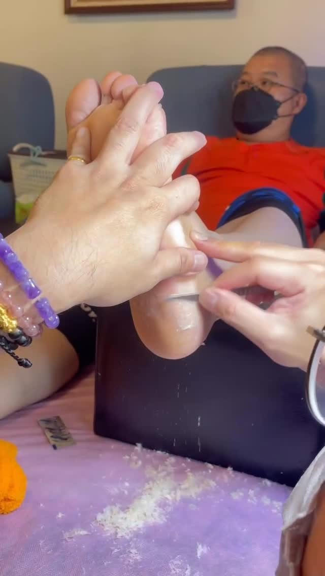 j7210603 게시물 이미지: ✨大家敲碗的修腳皮系列回來啦✨
是不是又開始想念那個✨腳底煥然一新✨的感覺了？
厚繭死皮OUT...