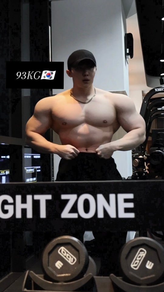 j_0_youngj 게시물 이미지: 새해 기념으로 두바이 쫀득쿠키 먹고 
 @physique_june  형님이 주신
...