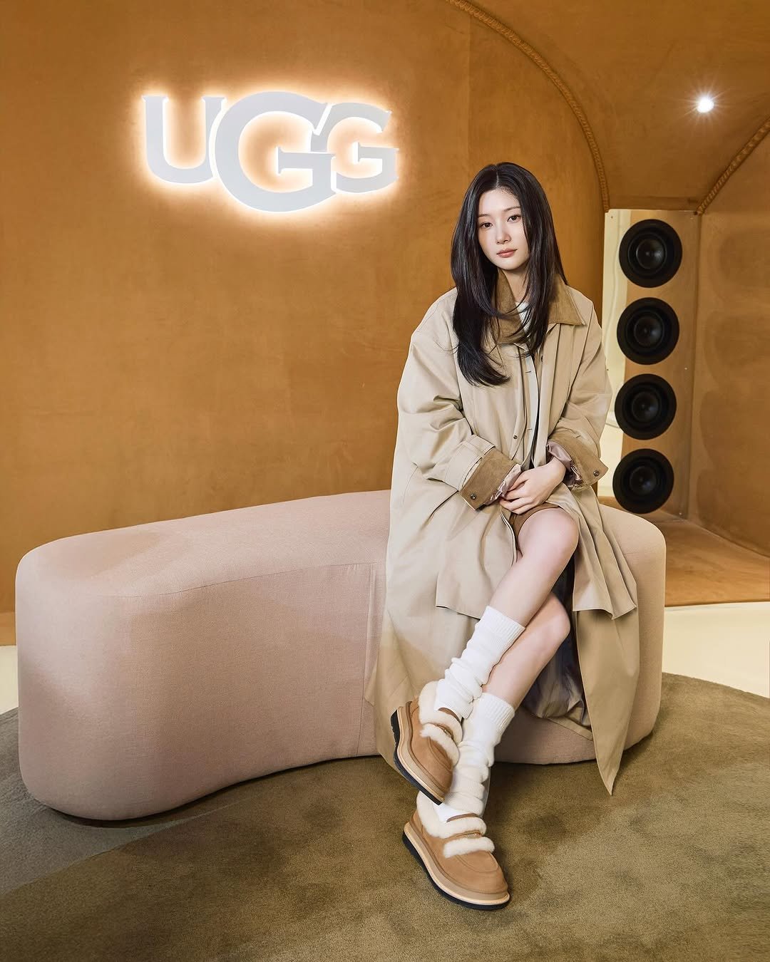 Photo shared by 정채연 on October 31, 2025 tagging @ugg_korea. May be an image of overcoat, duffle coat, goosedown coat, boots, toecap shoes and text that says 'UCG'.
