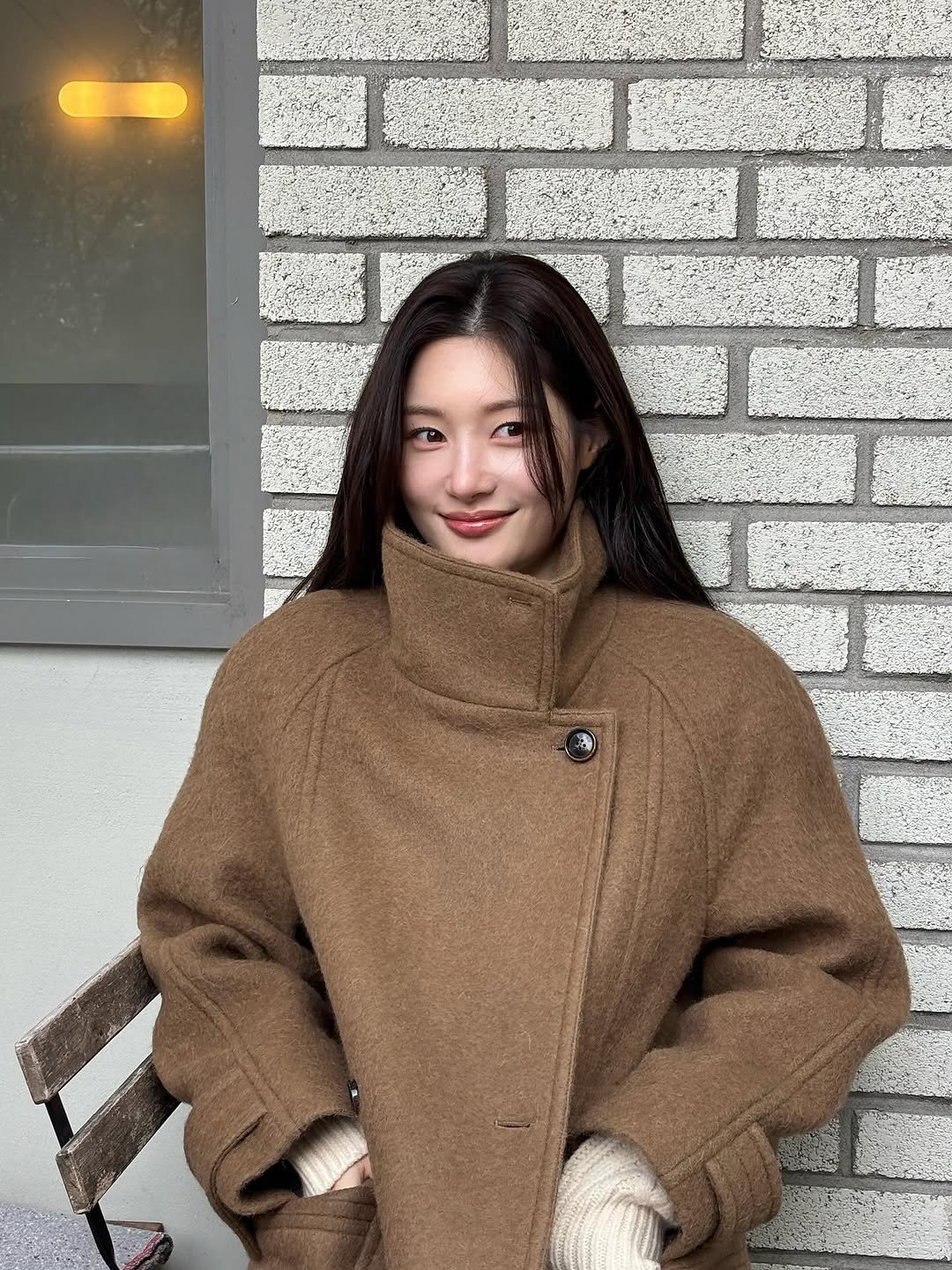 Photo shared by 정채연 on October 21, 2025 tagging @style_onandon. May be an image of duffle coat, overcoat, goosedown coat, sable coat, jacket, fleece, parka, turtleneck and text.