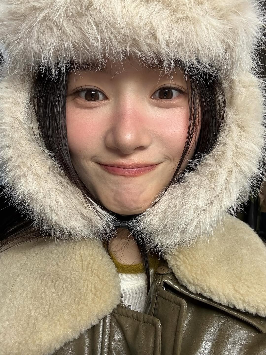 Photo shared by 정채연 on November 17, 2025 tagging @jungsolli, @chloe_yoonkyung, @hearts_sejin, @hearts_byeonjaeyeonn, @style_onandon, @stylist_teamchloe, and @salon_hearts_official. May be a closeup of duffle coat, goosedown coat, parka, raincoat and text.