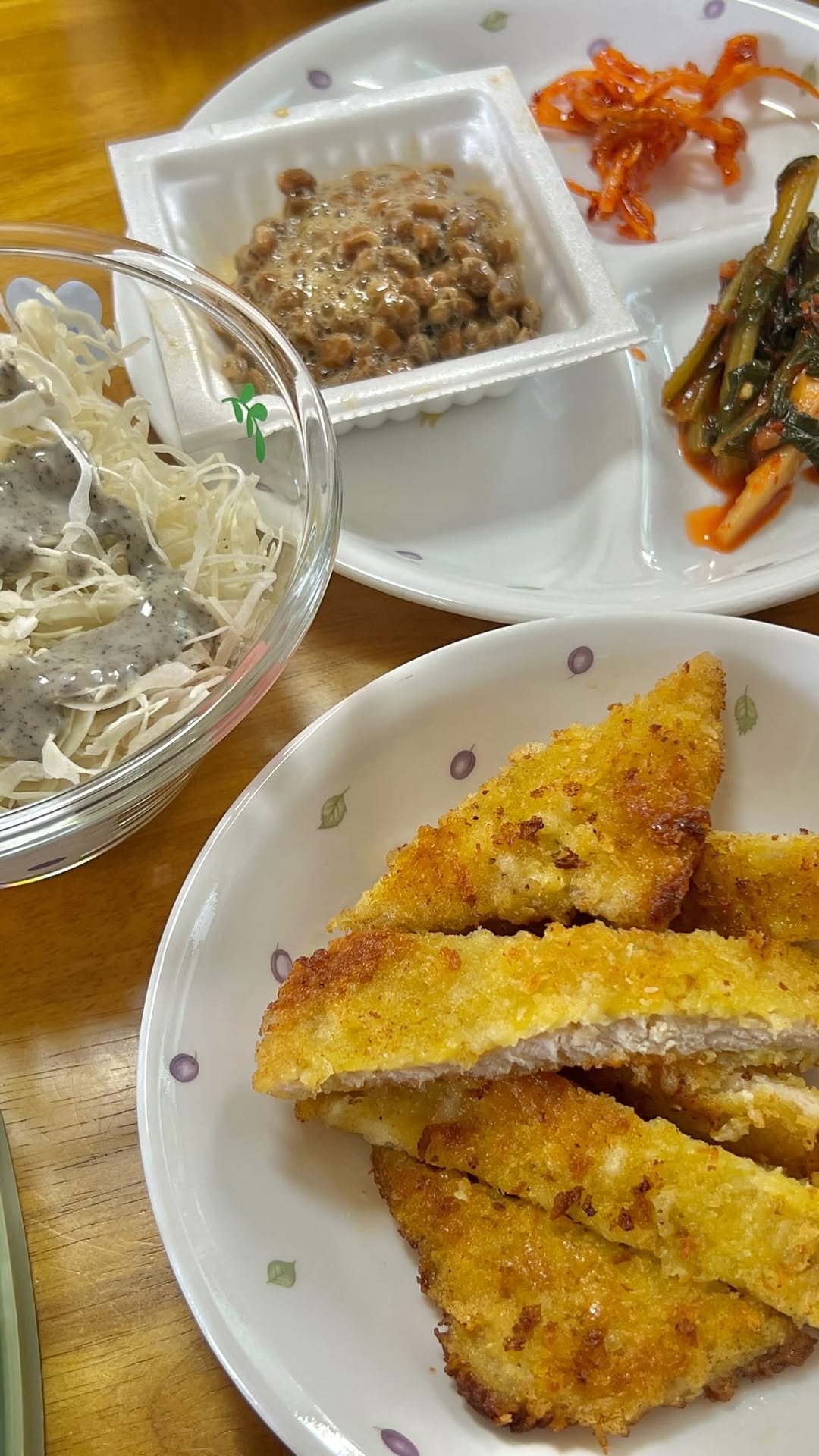 j_diet.table 게시물 이미지: ◡̈ #임산부식단 

돈까스를 보면 건강식 아닌거같고..
식전야채오ㅏ 밑반찬 보면...