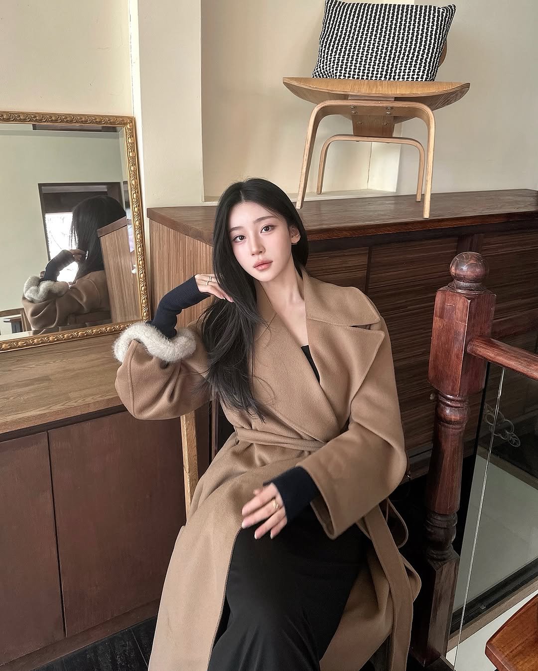 Photo shared by J on March 09, 2026 tagging @roycelclinic_chungdam. May be an image of one or more people, hair, overcoat, duffle coat, sable coat, turtleneck, parka and text.