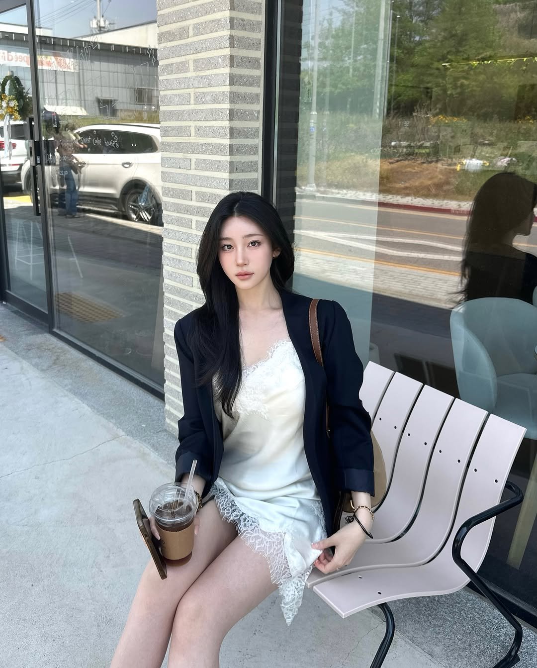 j_saeuni 게시물 이미지: 미니멀한 디자인에 데일리하게 들기 좋은 백 👜
가볍고 수납력도 좋아서 요즘 손이...