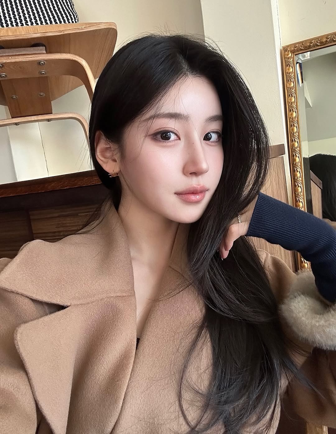 Photo by J in 공간21s. May be a selfie of one or more people, hair, duffle coat, overcoat, parka, top and text.