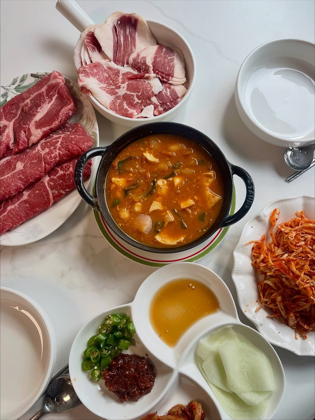 Photo by J의 오늘뭐먹지?! | 요리 • 쉬운 집밥 • 듣는 레시피 on November 09, 2025. May be an image of hot pot, fondue, beef, pot and text.