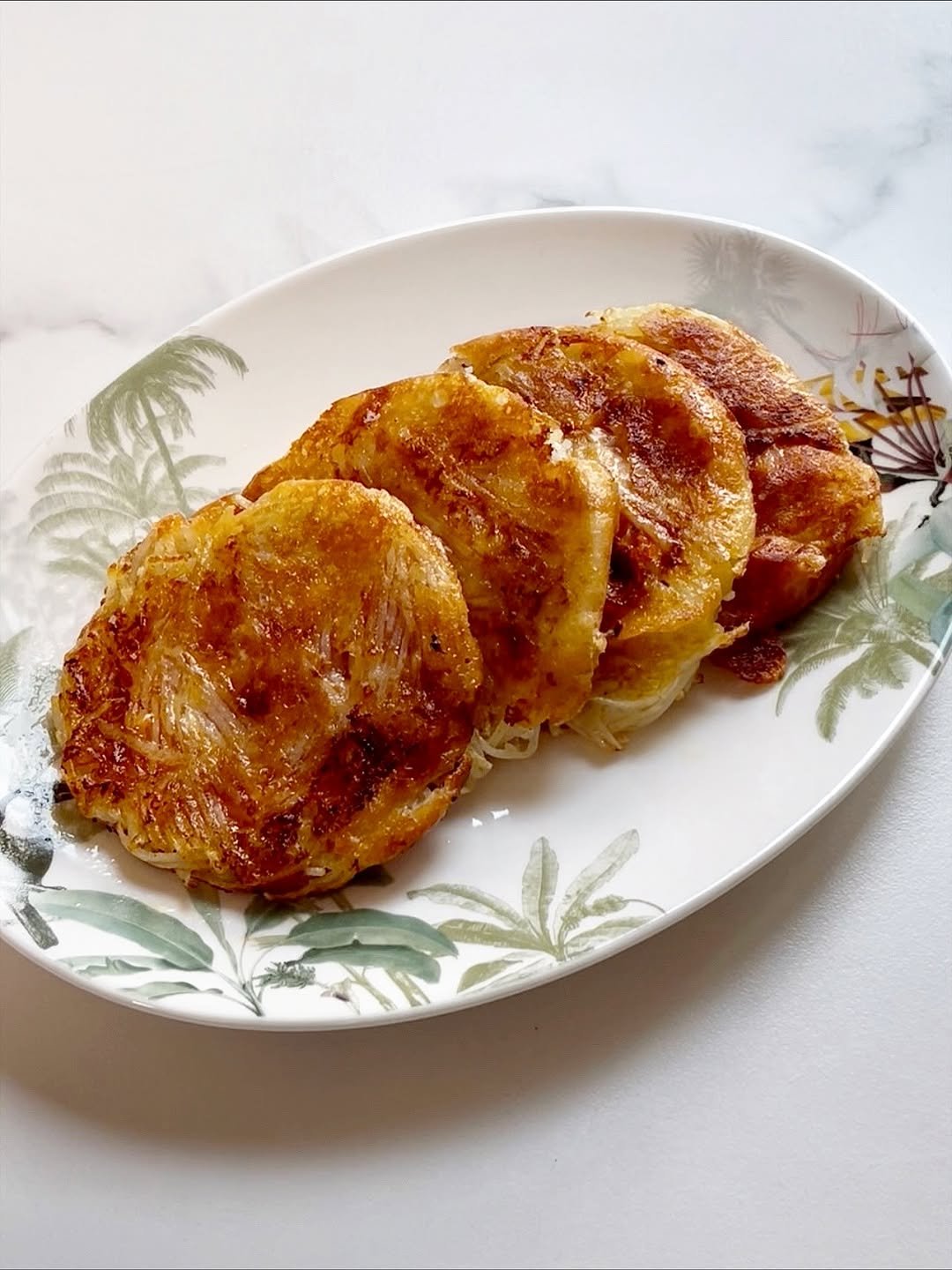 Photo by J의 오늘뭐먹지?! | 요리 • 쉬운 집밥 • 듣는 레시피 on October 26, 2025. May be an image of noodles, pancake, cutlet, fritter and text.