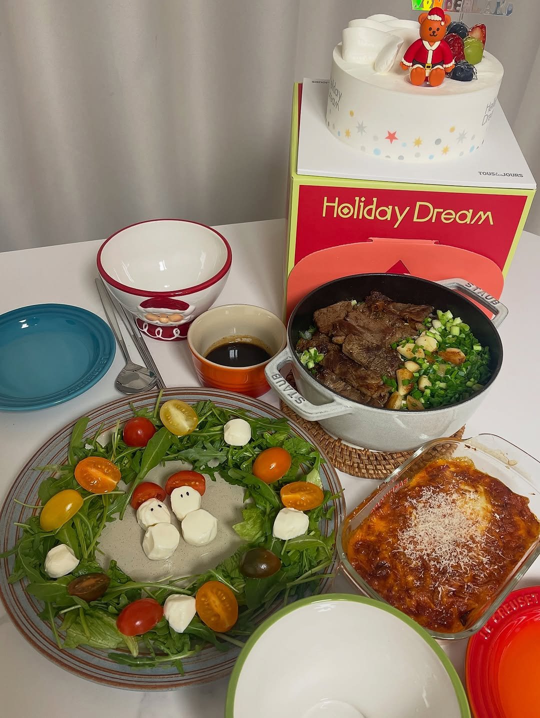 Photo by J의 오늘뭐먹지?! | 요리 • 쉬운 집밥 • 듣는 레시피 on December 25, 2025. May be an image of chow mein and text that says '5 1ASE Holiday HolidayDrean Dream STKUS SUAUS SAVIS'.