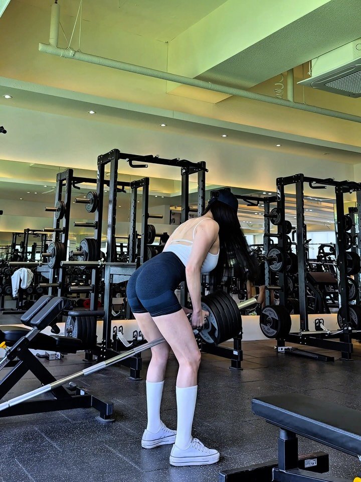 j_zzzi 게시물 이미지: 5kg 원판 콜렉터 ✋🏻
모든것이 권태롭고 무기력한 요즘 힘도 없네용 
7장에서...