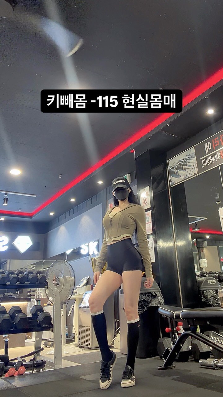 j_zzzi 게시물 이미지: 168.6cm 53kg
저는 옷입었을때 가장 맘에들때가
딱 이때인거 같아용😻
벗뜨 ...