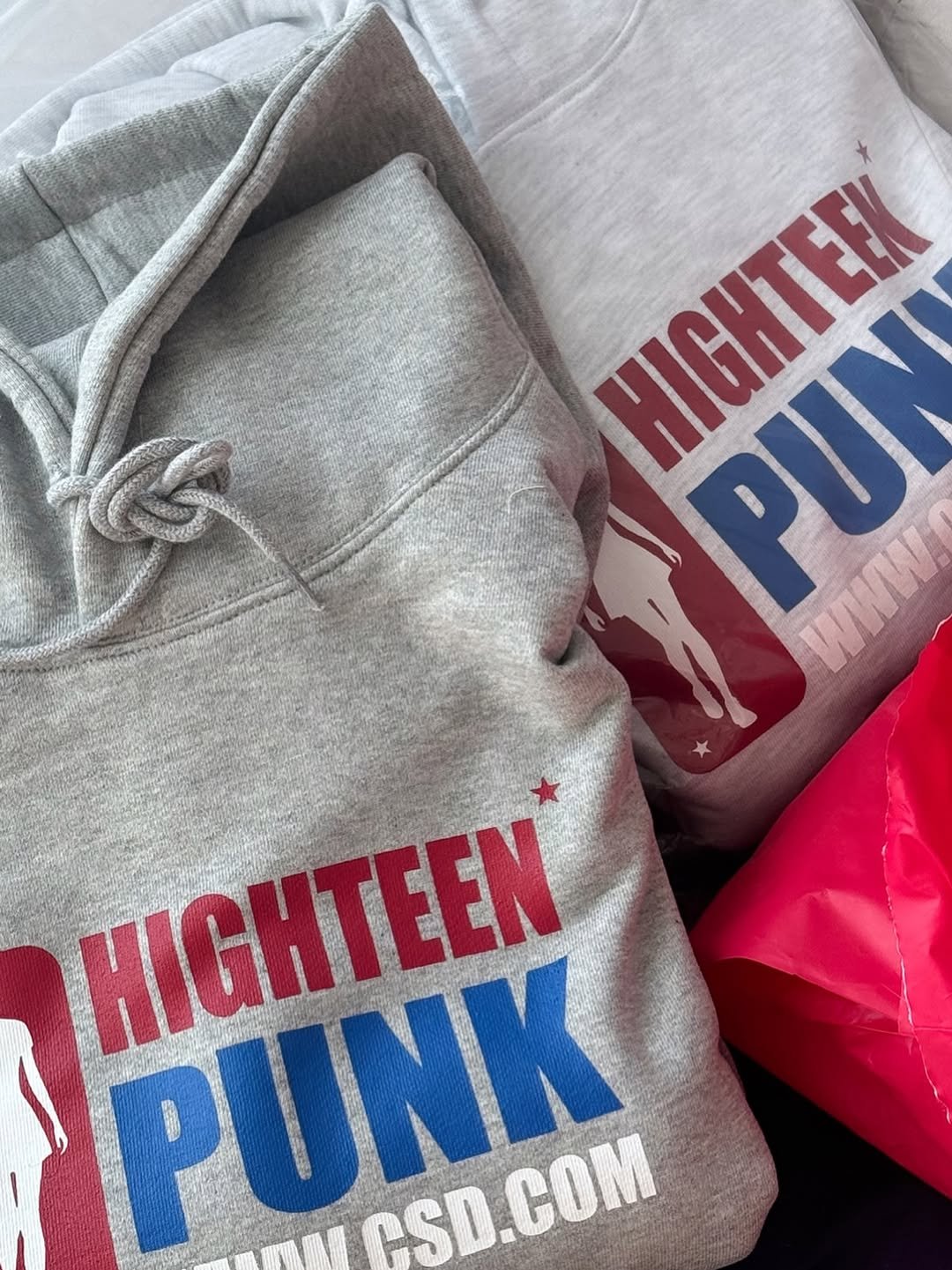 Photo by 재짱 on September 18, 2025. May be an image of sportswear, sweatshirt, box and text that says 'GA HIGHTEEK PU PUN WWW.. PUNK CSD.COM COM HIGHTEEN CSD.'.