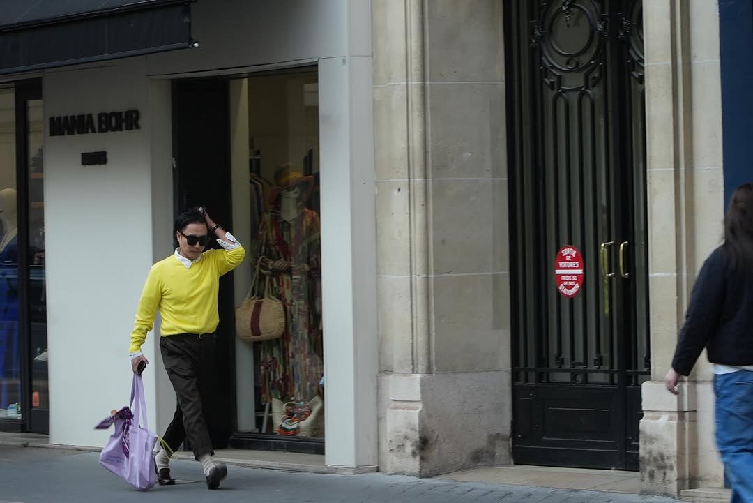 Photo by 정재형 on April 18, 2026. May be an image of one or more people, display case, street and text.