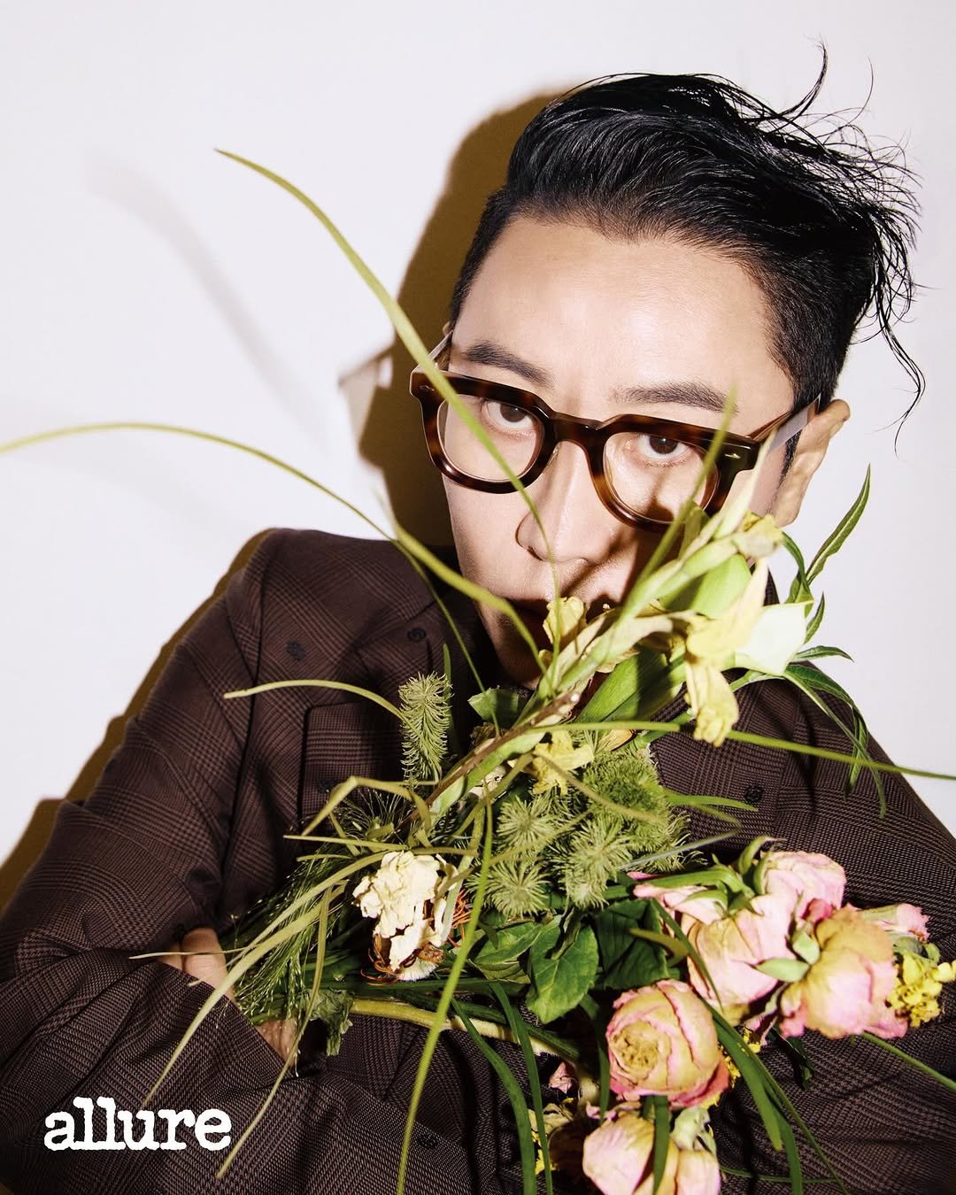 Photo by 정재형 on November 21, 2025. May be an image of one or more people, bangs, eyeglasses, top, bolo tie, magazine and text that says 'allure'.