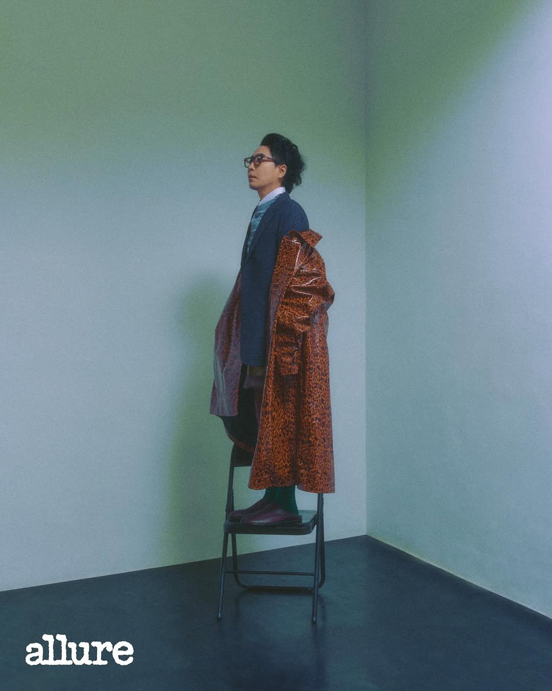 Photo by 정재형 on November 20, 2025. May be an image of top, outerwear, turtleneck, magazine and bolo tie.