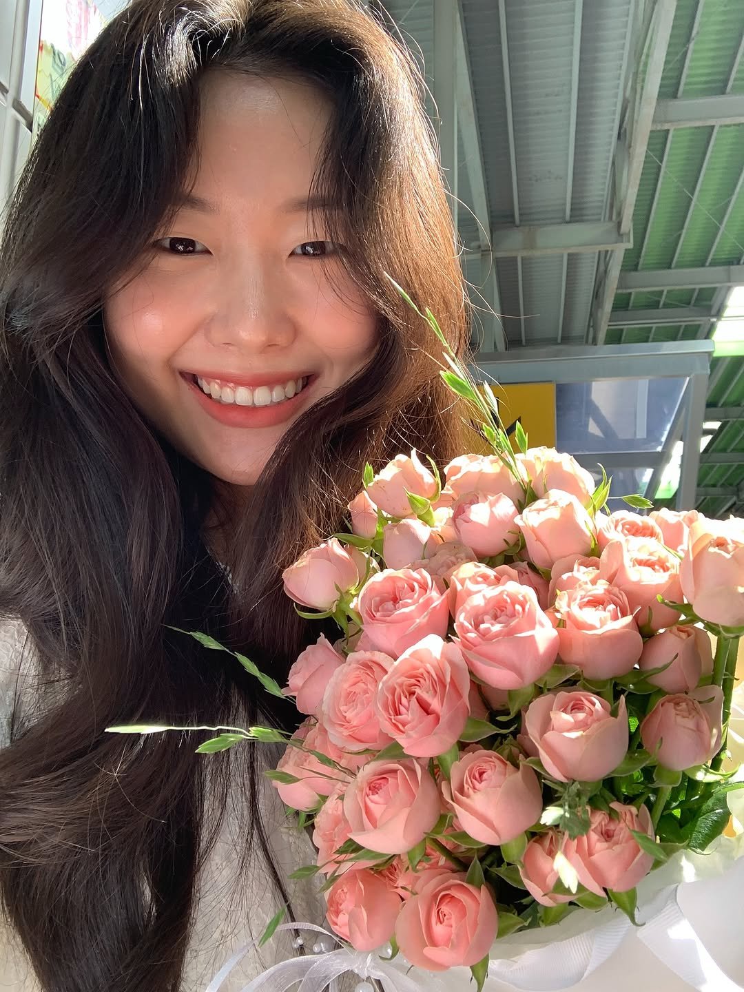Photo by 지훤 on June 30, 2025. May be an image of 1 person, bouquet, flower arrangement, prairie gentian, baby's-breath, white lily, peony, carnation, rose and text.