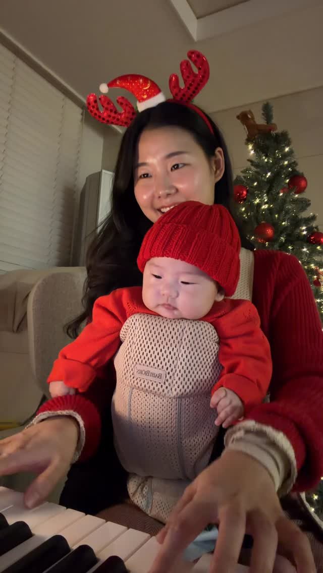 jaehyungs_owner 게시물 이미지: 아기 낳으면 제일 해보고 싶었던
아기띠 메고 피아노 치기🫧
반짝반짝 작은 리훤, 메리크리스마스!🎄🎄