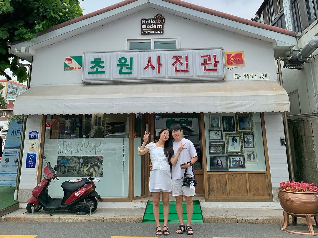 Photo shared by 지훤 on August 12, 2025 tagging @jaehhhhhhhhhh. May be an image of 2 people, signboard and text that says 'Hello, Modern 근산피간티멜 19303 יש IFILM 초원사진 사 초 원 사진 Kodak 6월의 크리스마스 5월이크리스스명지 질명지 12-1 6 回号 つコカ 麗売~'.