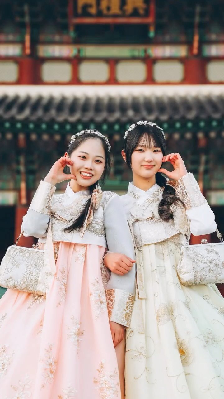 jaggadatv 게시물 이미지: #경복궁 한복이 예쁜 두 분 사진찍어드리기 #새해복많이받으세요 #새해 #스냅사진...