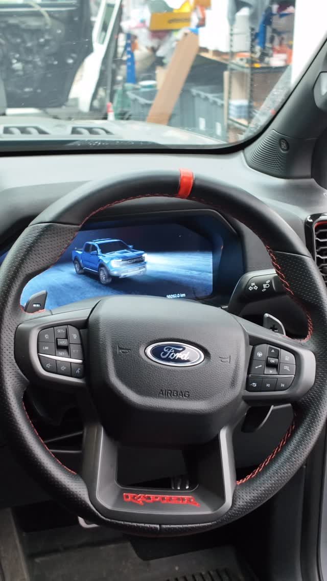 jagginatt_ 게시물 이미지: Raptor's new red and carbon fibre steering...