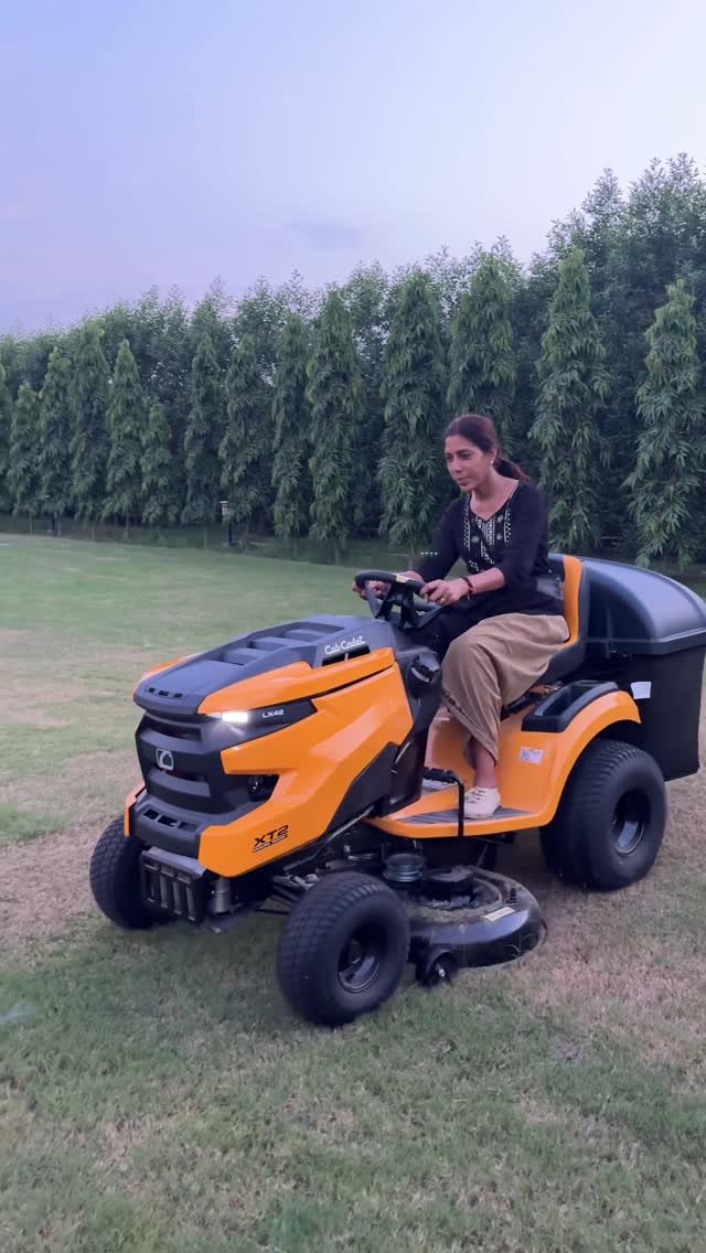 jaihindagriculture 게시물 이미지: पार्क की घास काटना इतना आसान की माता और बहने...
