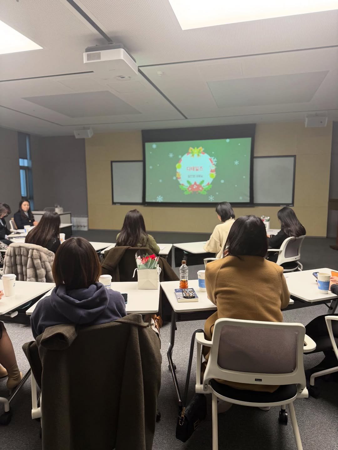 Photo by 자주맘_문주은 삼성생명 GFC on December 16, 2025. May be an image of studying, office and text that says '다네일스 td'.