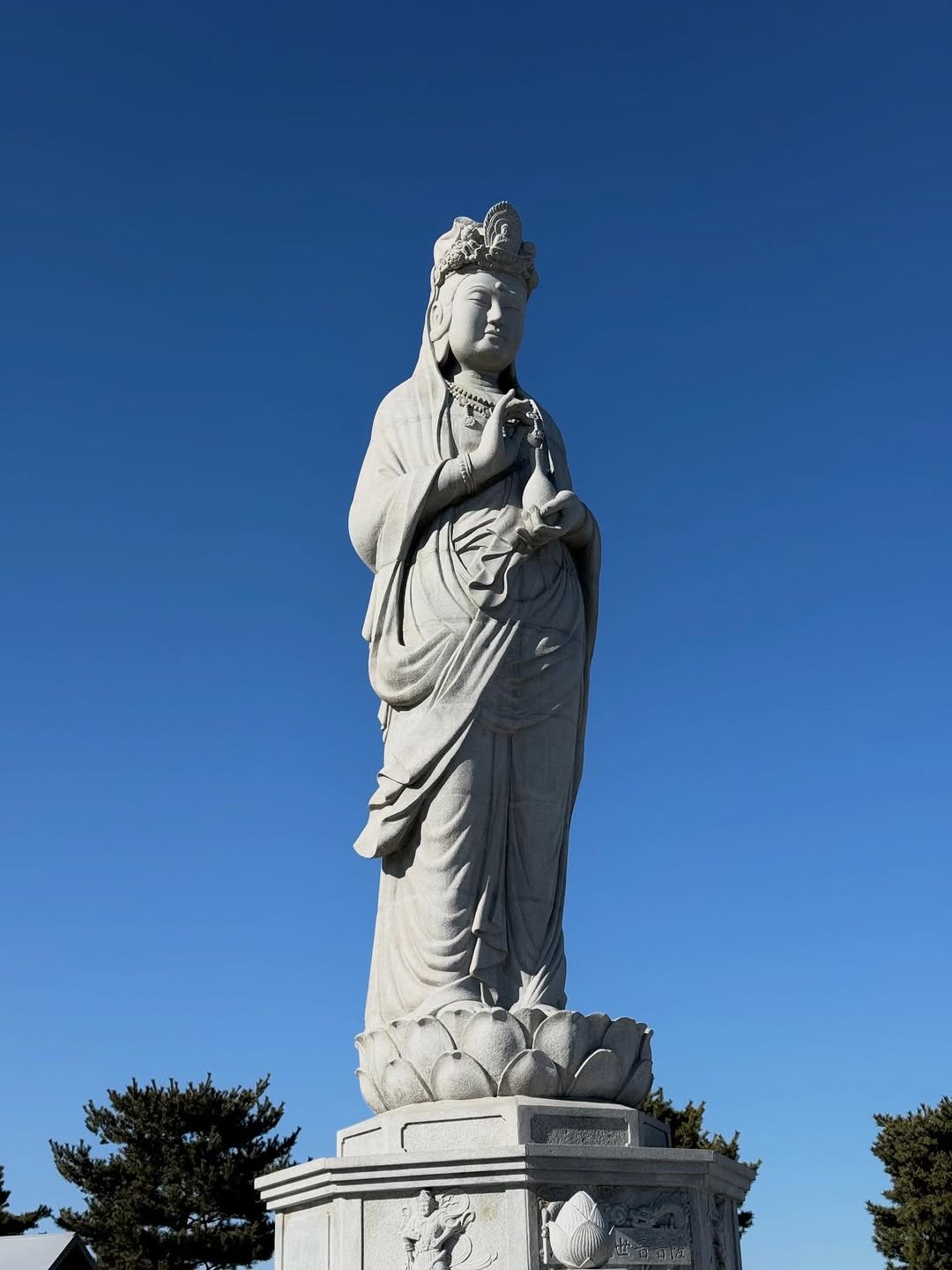 Photo by 자주맘_문주은 삼성생명 GFC on February 18, 2026. May be an image of grave stone, statue and text.