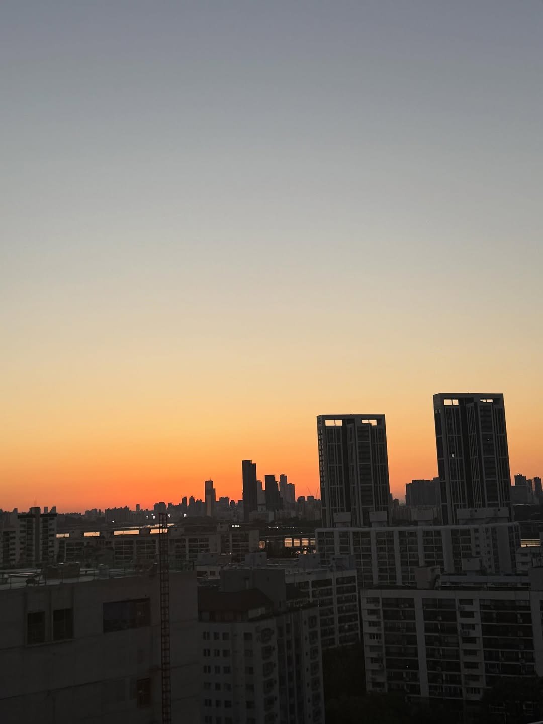 Photo by 자주맘_문주은 삼성생명 GFC on September 15, 2025. May be an image of skyscraper, horizon, twilight, tower, buildings, sky and text.