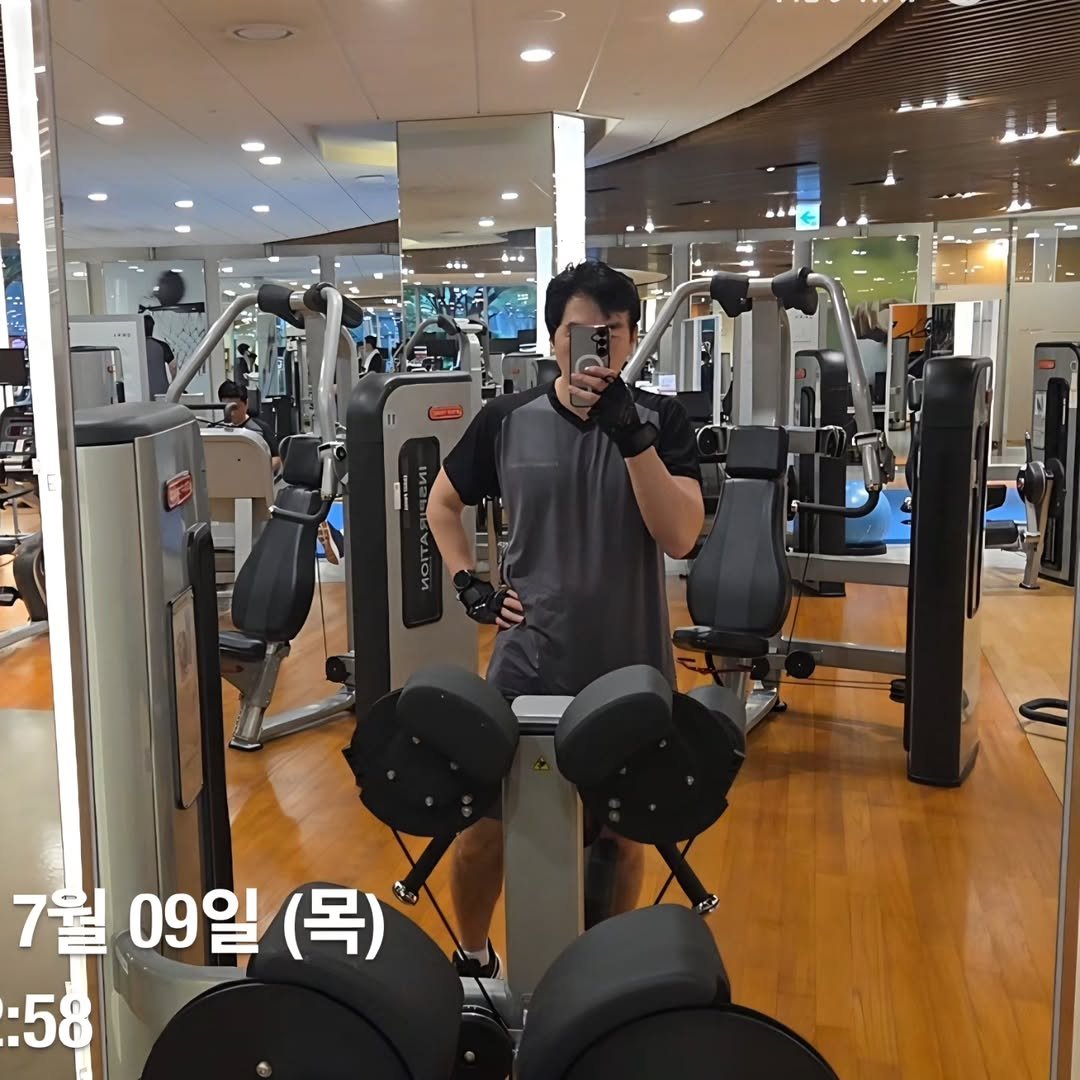 james_run_run 게시물 이미지: 💪 점심시간? 저는 운동시간입니다. 😎

오늘도 먼저 헬스장으로 직행!...