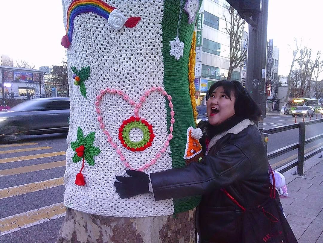 Photo by 잼니 on January 06, 2026. May be an image of street, tree and text.