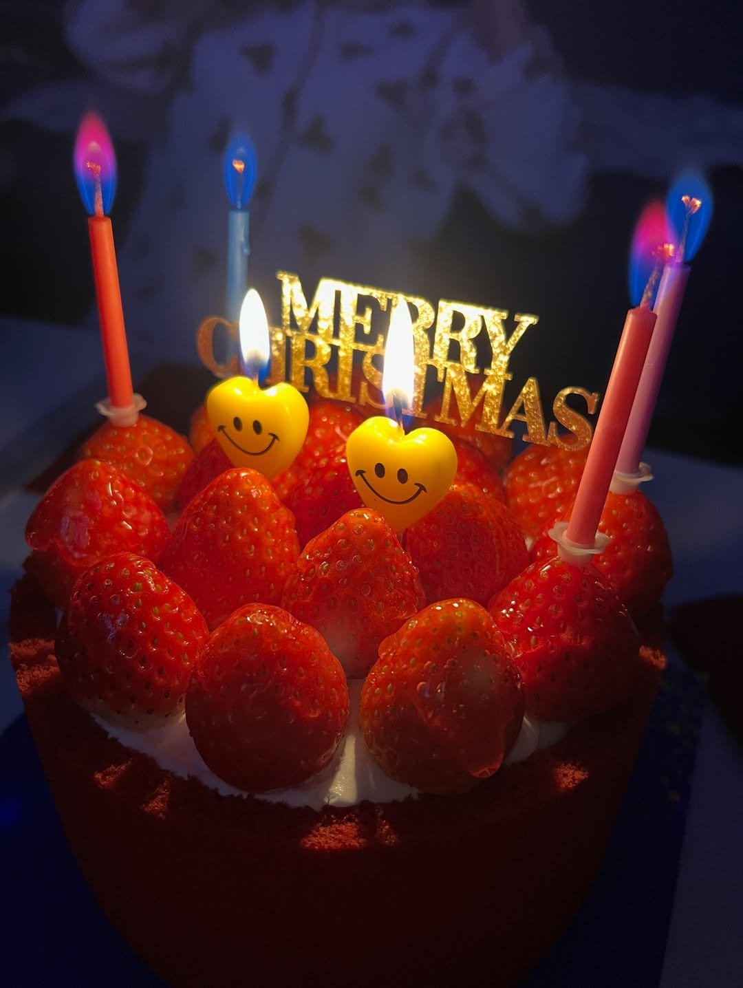 Photo by 잼니 on December 25, 2025. May be an image of cake, sparkler, candle, fruitcake and text that says 'RUK MERRY RIKTMAS MFURYAS RRY ME'.