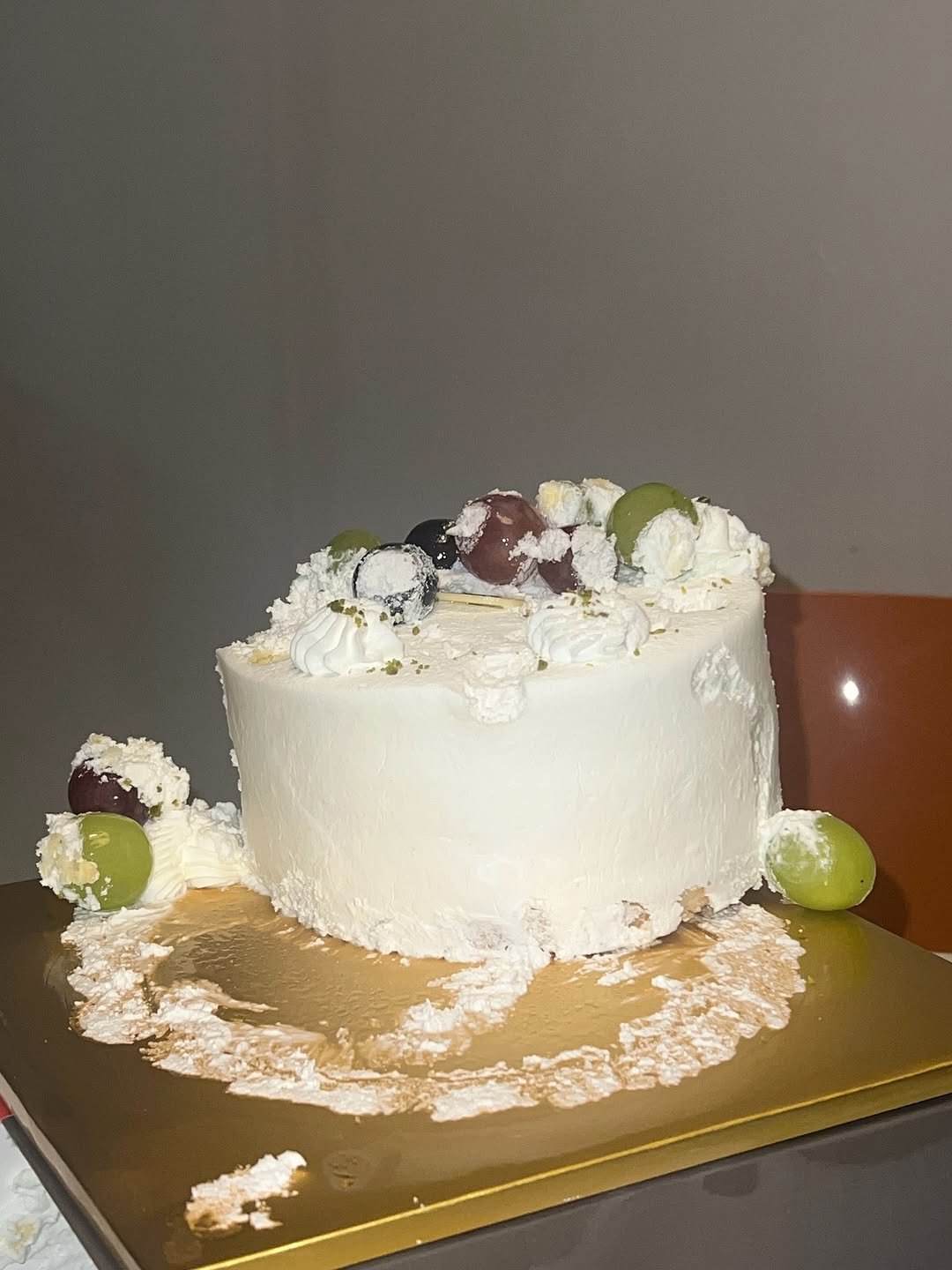 Photo by 잼니 on October 21, 2025. May be an image of wedding cake, whipped cream and text.