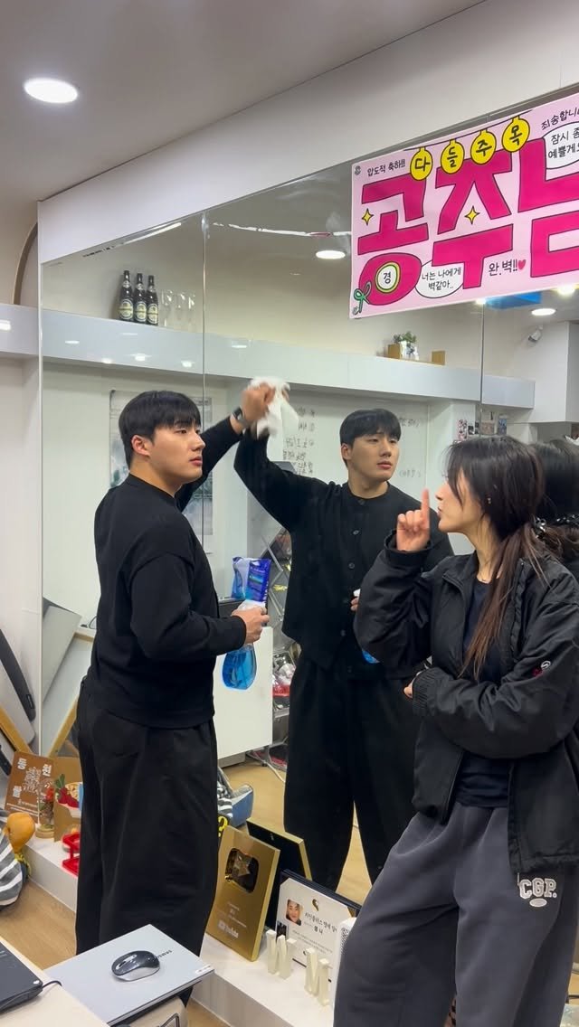 jamnee_96 게시물 이미지: 🤫 대표님 통화중이시잖아.
•
•
🧽 @honeyiwashedthekish 
🤐...