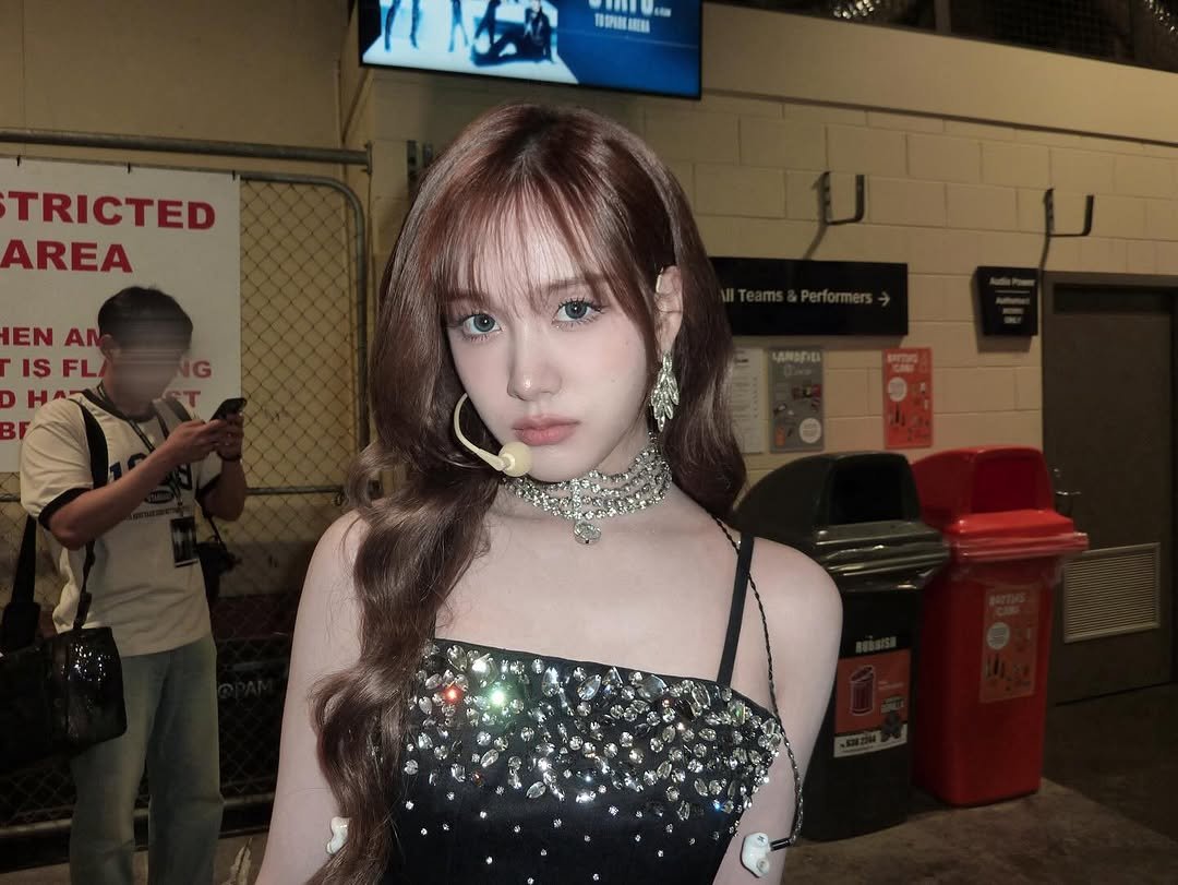 Photo by 재이 on July 13, 2025. May be an image of 2 people, hair, bolo tie and text.